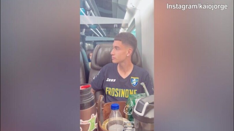 Il Frosinone verso Bologna: Kaio e Soulé che risate in treno!