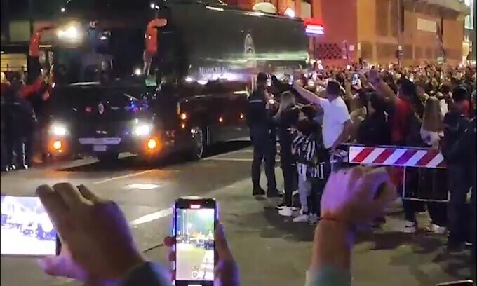 Milan, il pullman rossonero arriva a San Siro