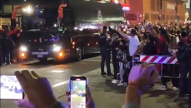 Milan, il pullman rossonero arriva a San Siro