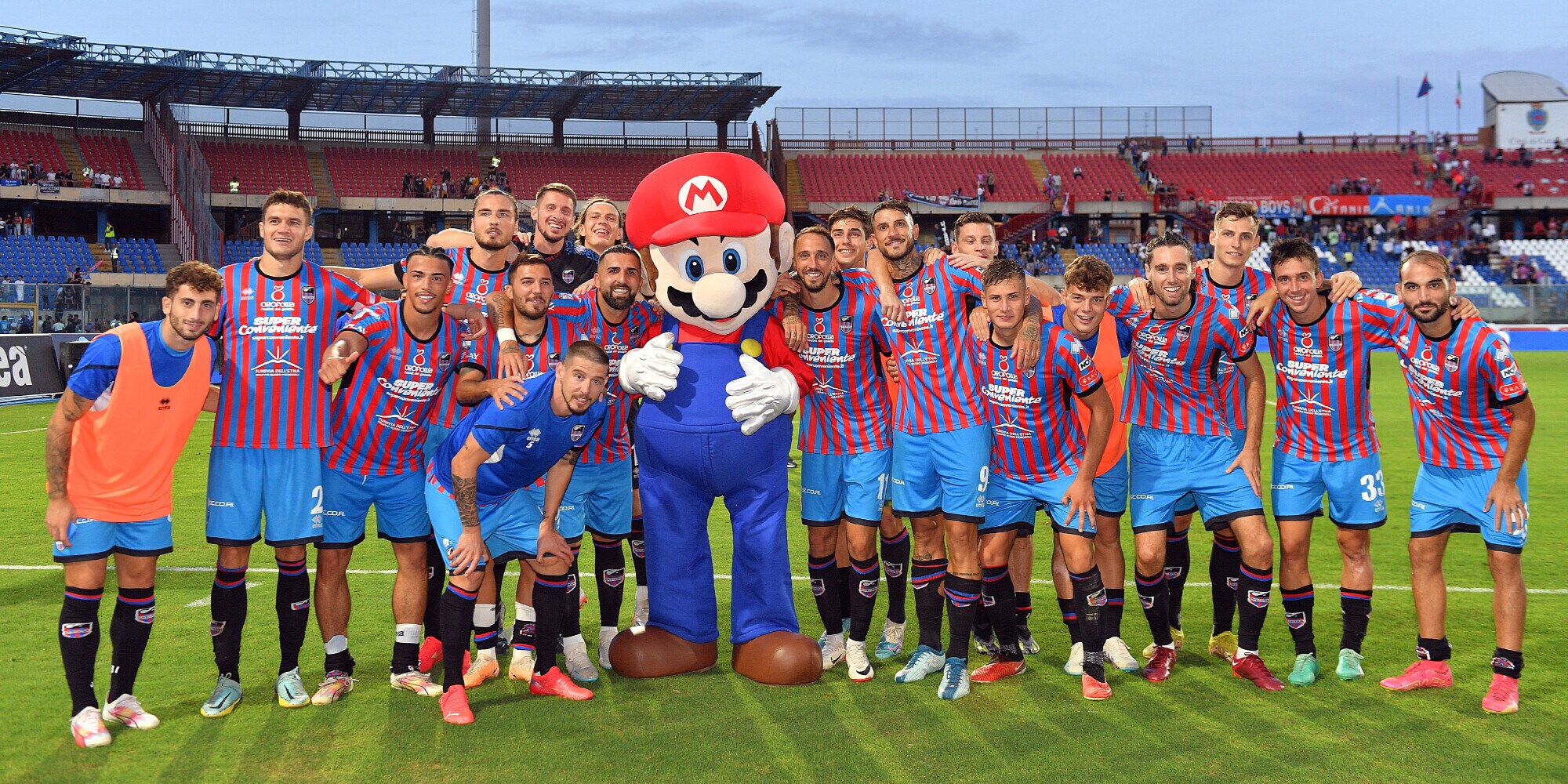 Catania: Super Mario Elefante fa impazzire i tifosi con un apparizione in campo