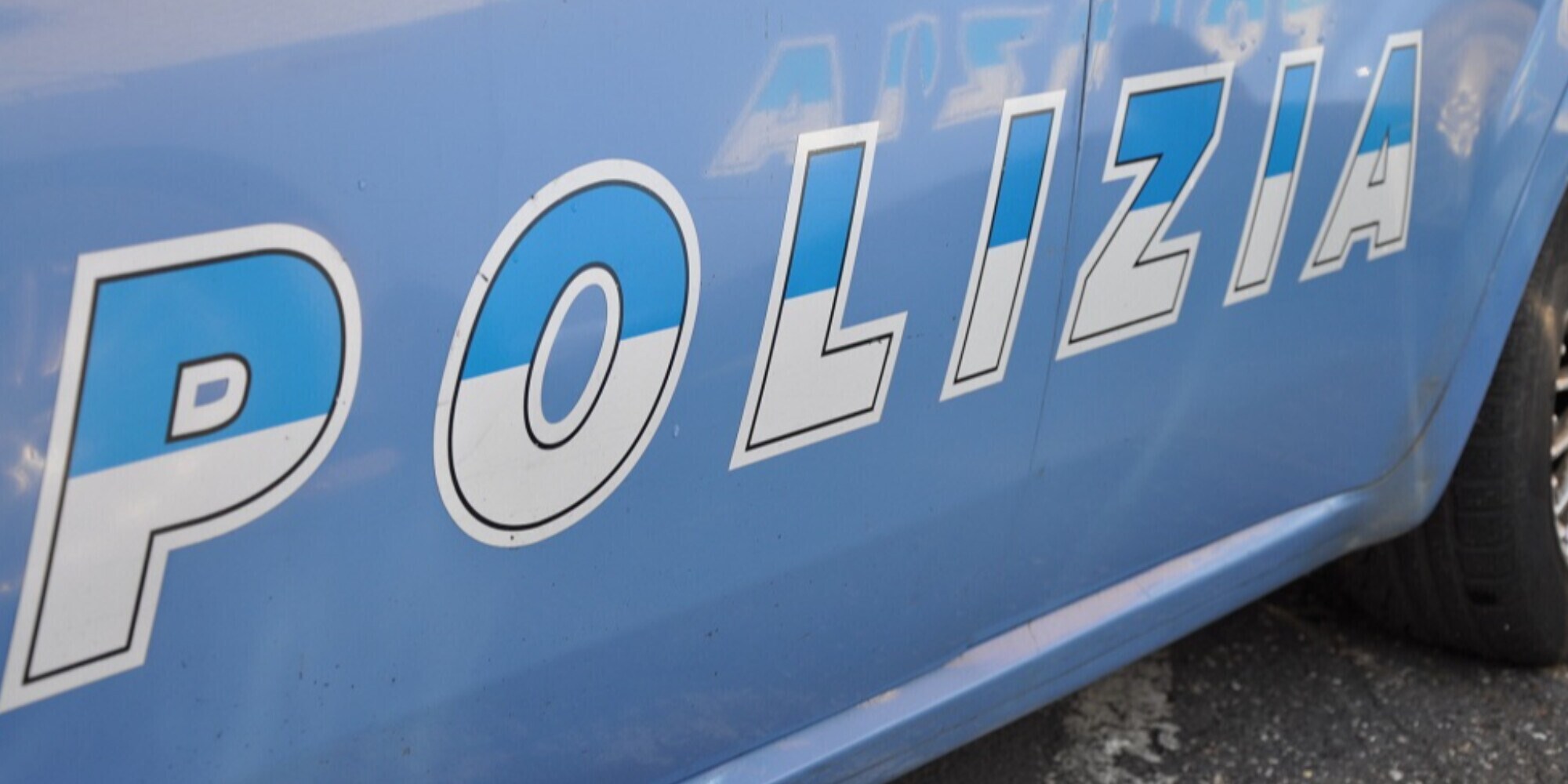 Tentano il colpo in banca ma arriva la polizia: ladri mollano auto e bottino