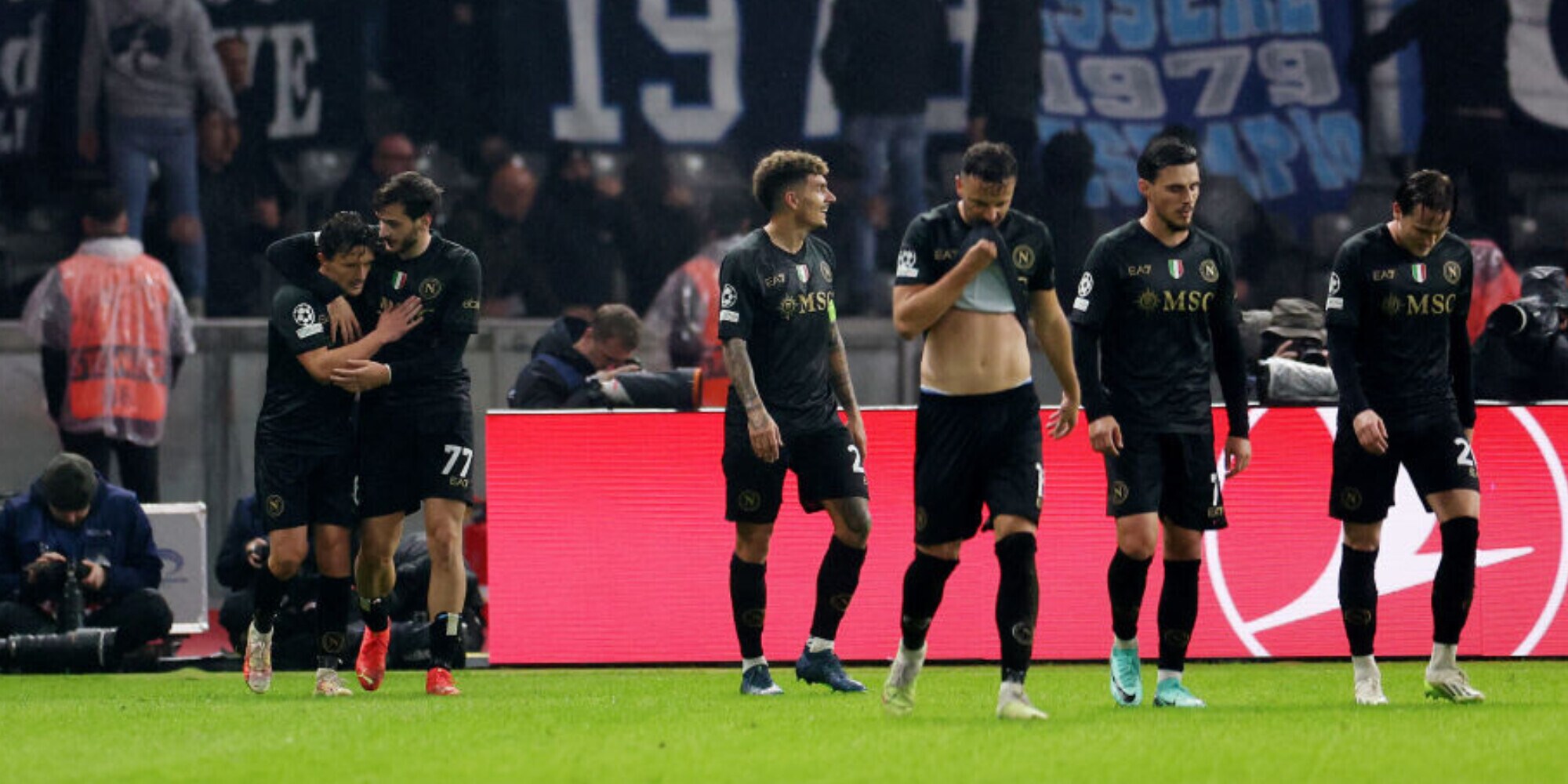 Kvara ispira, Raspadori segna: festa Napoli. Onana salva lo United, Real ok
