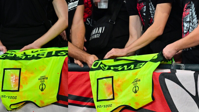 Roma, ultras Slavia Praga picchiano steward ed espongono pettorina sporca di sangue