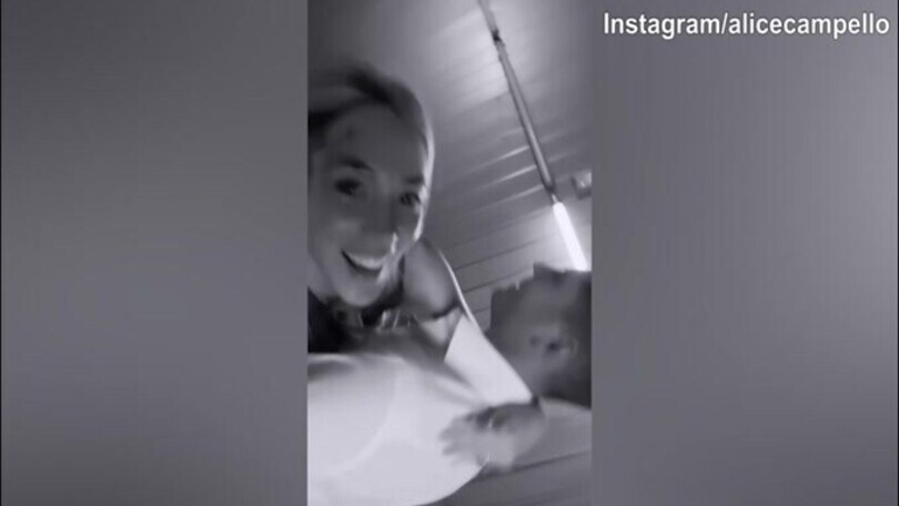 Video romantico, Alice commenta: "Cose che ritrovo nel telefono"