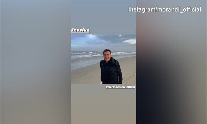 Fine ottobre, Morandi si gode il mare: "Bello anche fuori stagione..."