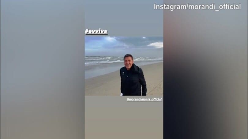 Fine ottobre, Morandi si gode il mare: "Bello anche fuori stagione..."