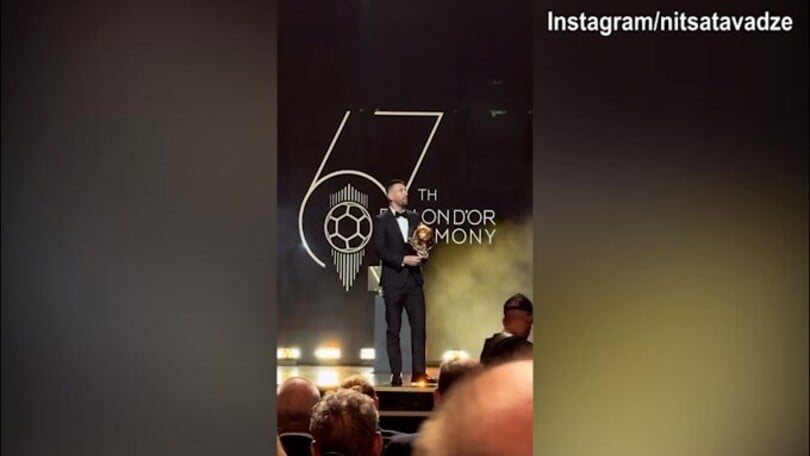 Pallone d'oro, lady Kvaratskhelia riprende la proclamazione di Messi