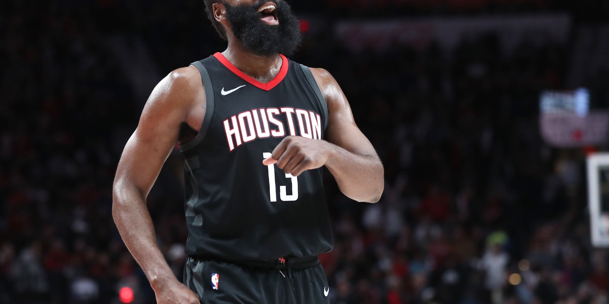 Nba, gli Spurs rimontano i 50 di Harden. Ma scoppia la polemica per una schiacciata...