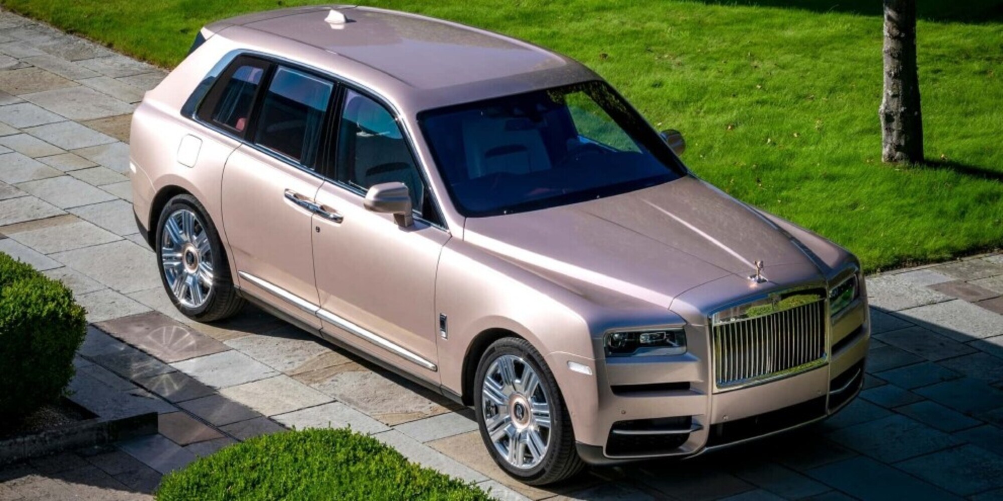Anziano facoltoso si regala l'unica Rolls-Royce Pearl Cullinan esistente