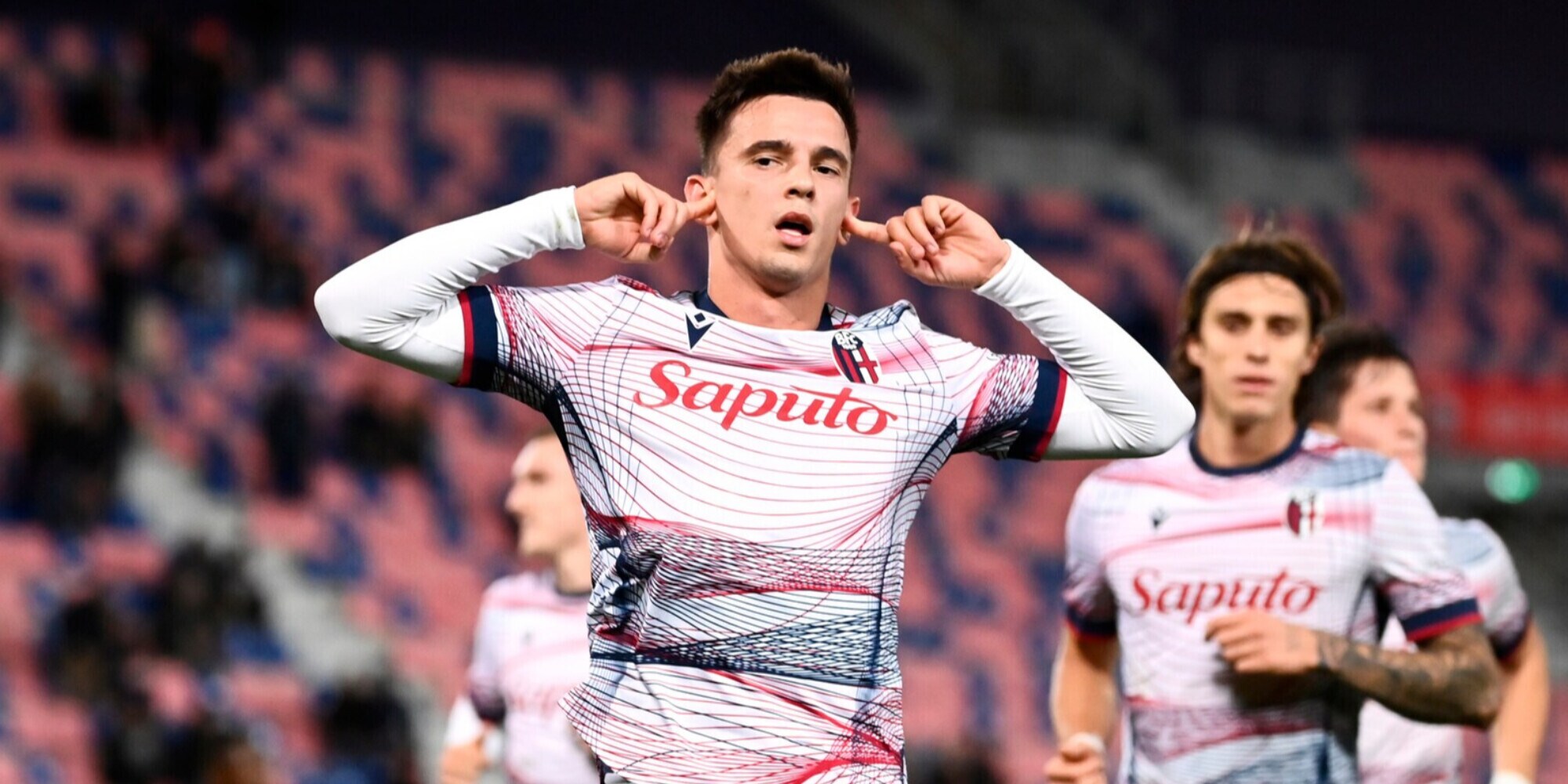 Moro e Van Hooijdonk gol e Verona ko: Bologna agli ottavi con l'Inter