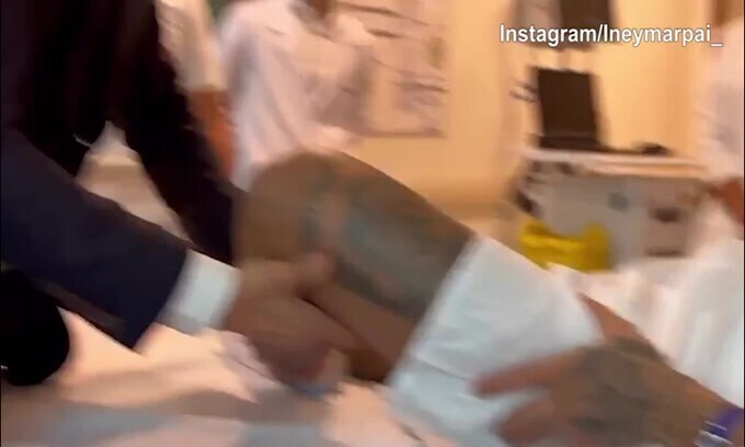 Neymar, le immagini prima dell'operazione al ginocchio