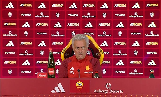 L'attacco di Mou: "Nel calcio tanta gente arrivata con il paracadute"