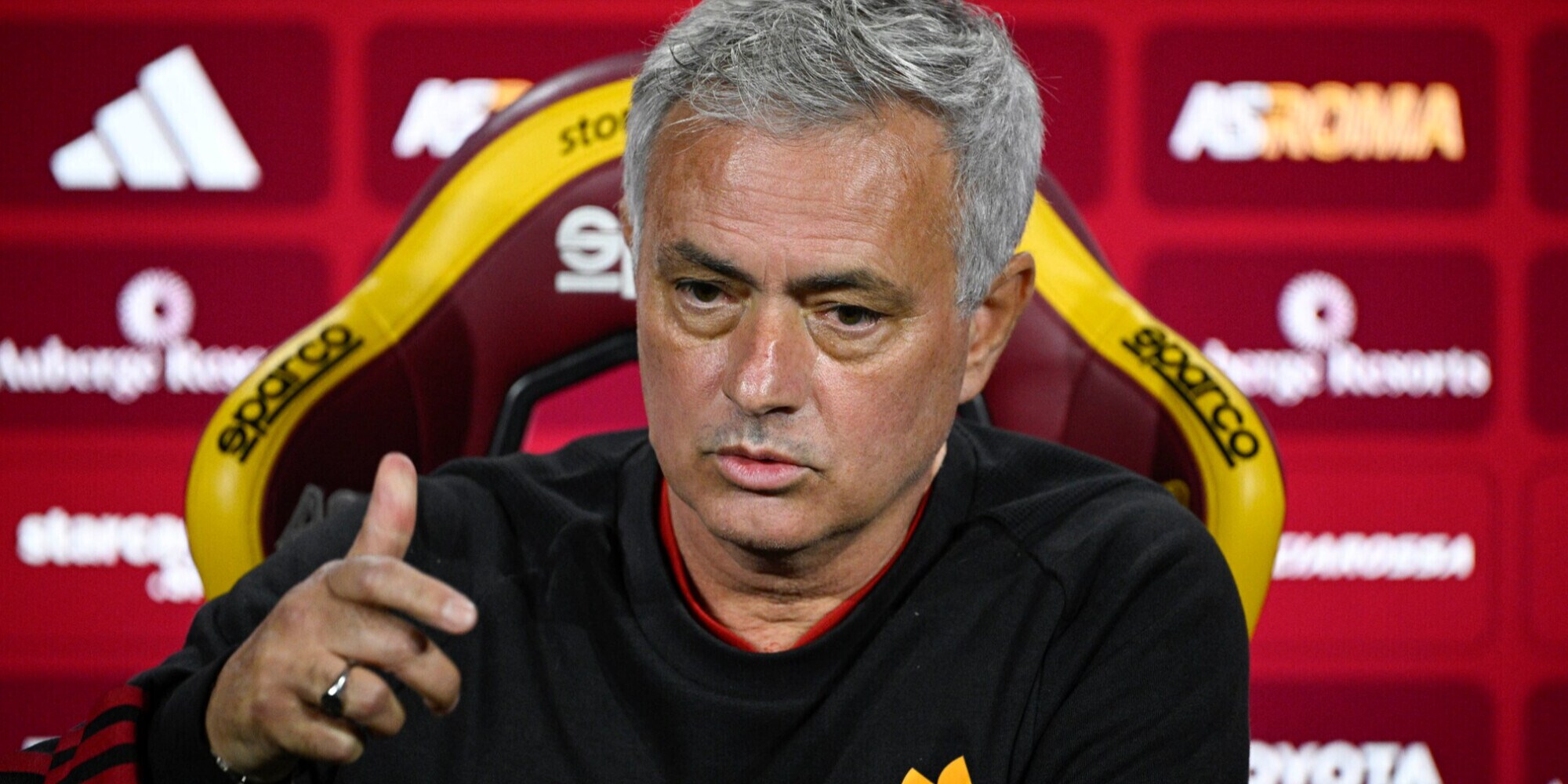 Mourinho: "Roma penalizzata, inno Lega fischiato". Su De Siervo e Dybala...