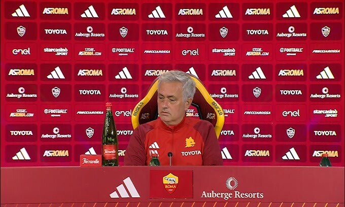 Mourinho: "Dybala e Renato Sanches a disposizione"
