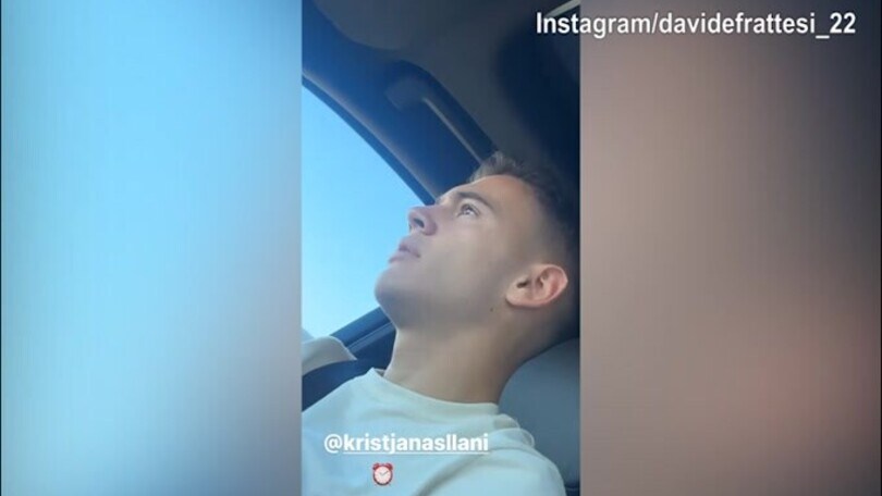 Asllani canta Sfera in auto, Frattesi riprende la prestazione canora