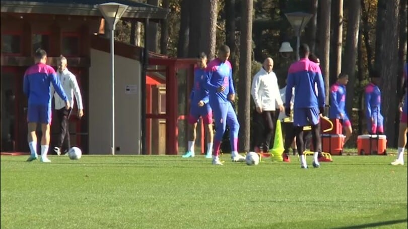 Milan: Theo si allena in gruppo, Pioli palleggia