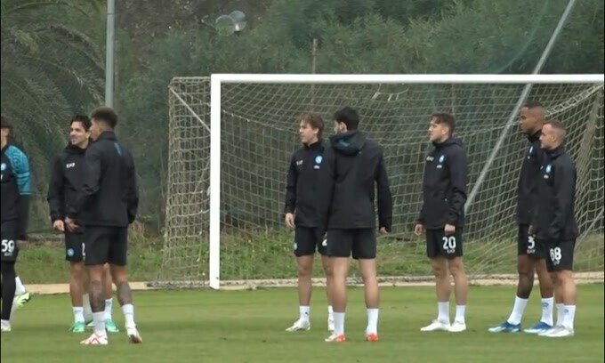Champions League, allenamento sotto la pioggia per il Napoli