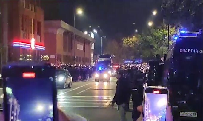 Milan, il pullman della squadra arriva a San Siro