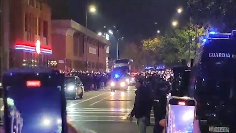 Milan, il pullman della squadra arriva a San Siro