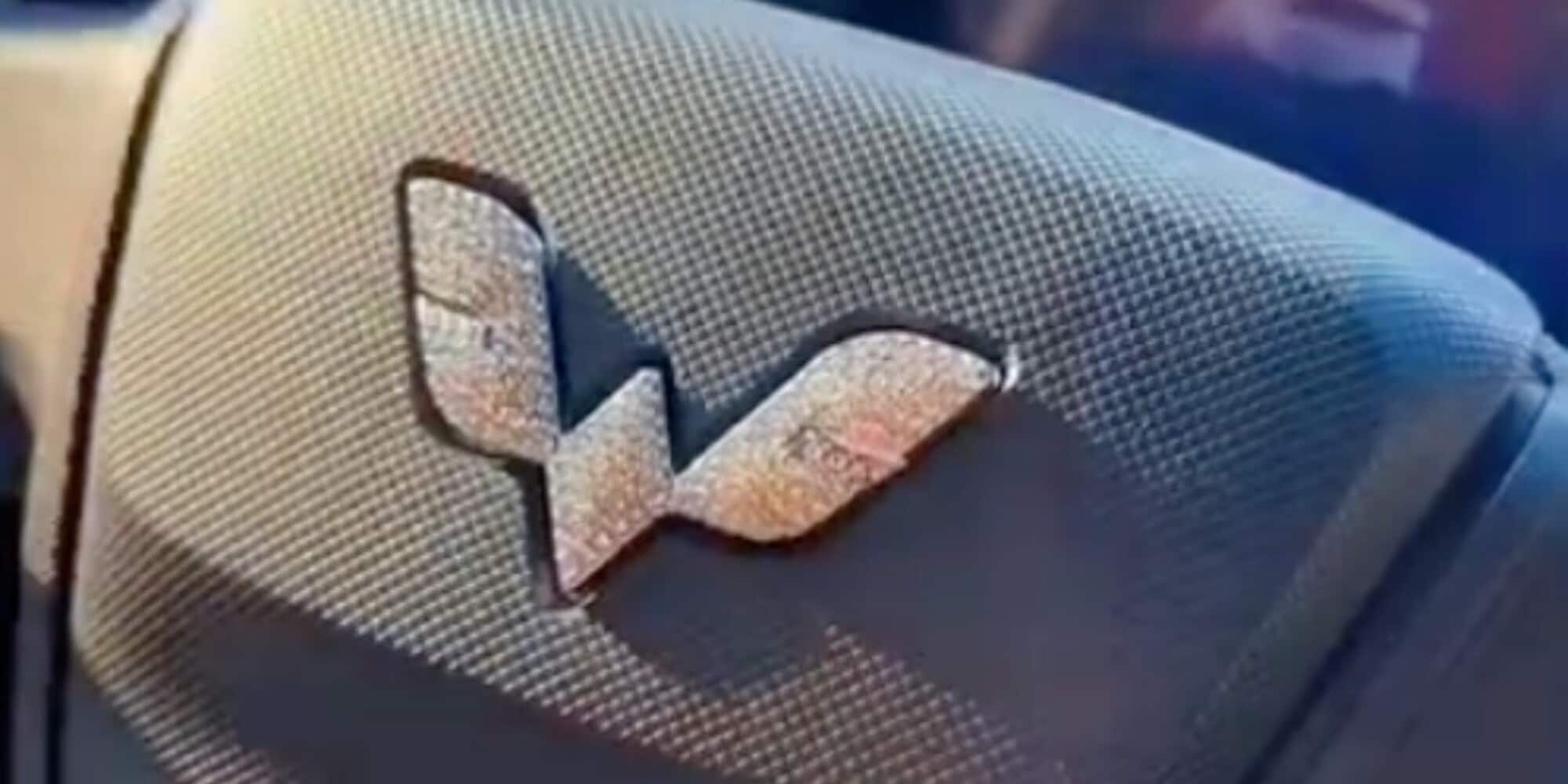 Strass che diventano proiettili: il caso delle decorazioni auto sul volante