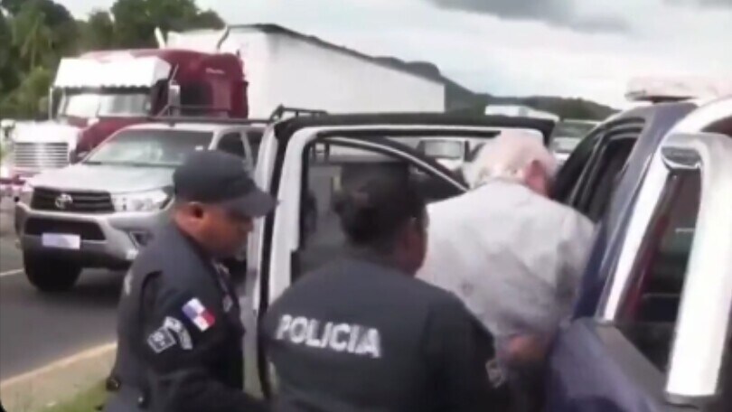 Colpi di pistola agli ambientalisti che bloccano il traffico: due morti