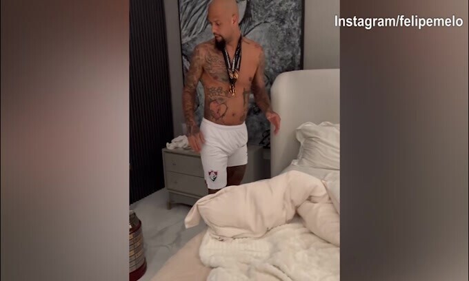 Felipe Melo, dolce notte con...i trofei delle Copa Libertadores