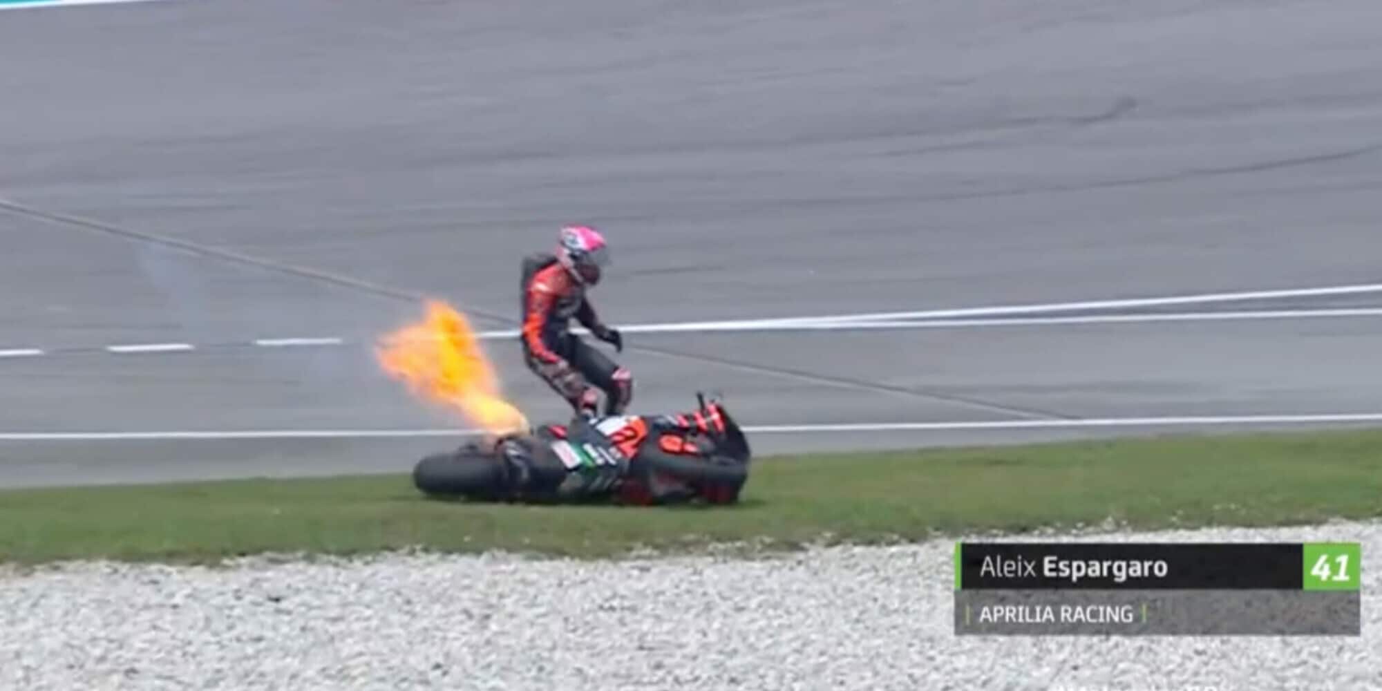 Paura Espargaro: cade, prova a risalire ma la moto prende fuoco! VIDEO