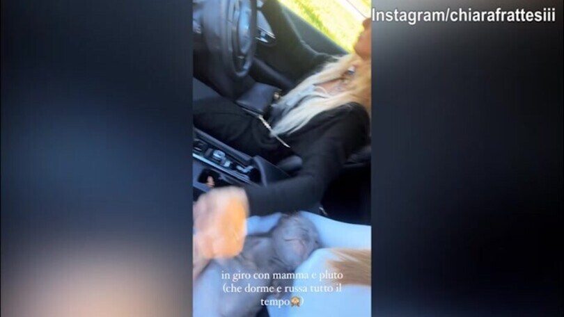 Chiara Frattesi e mamma in auto con..il cane che russa!