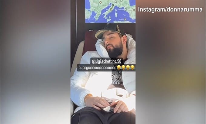 Donnarumma torna in Italia: intanto sull'aereo prende in giro un amico...