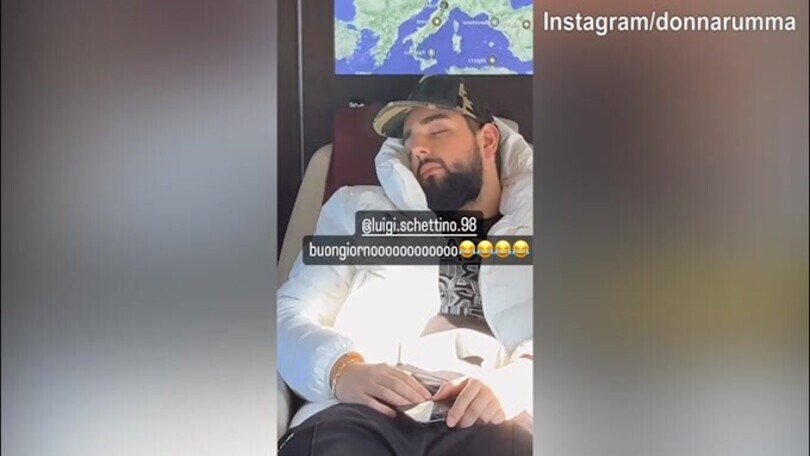 Donnarumma torna in Italia: intanto sull'aereo prende in giro un amico...