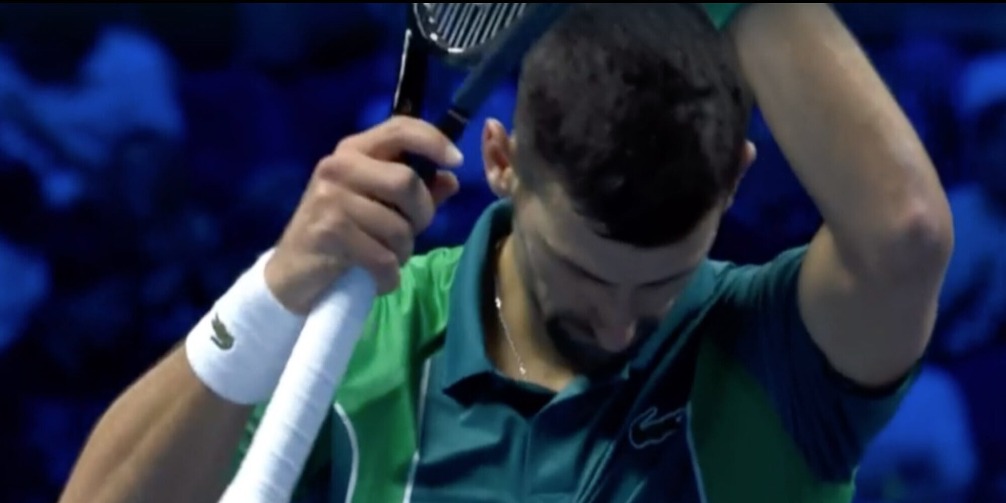 Djokovic, polemica nel match con Sinner: il gesto fischiato dal Pala Alpitour