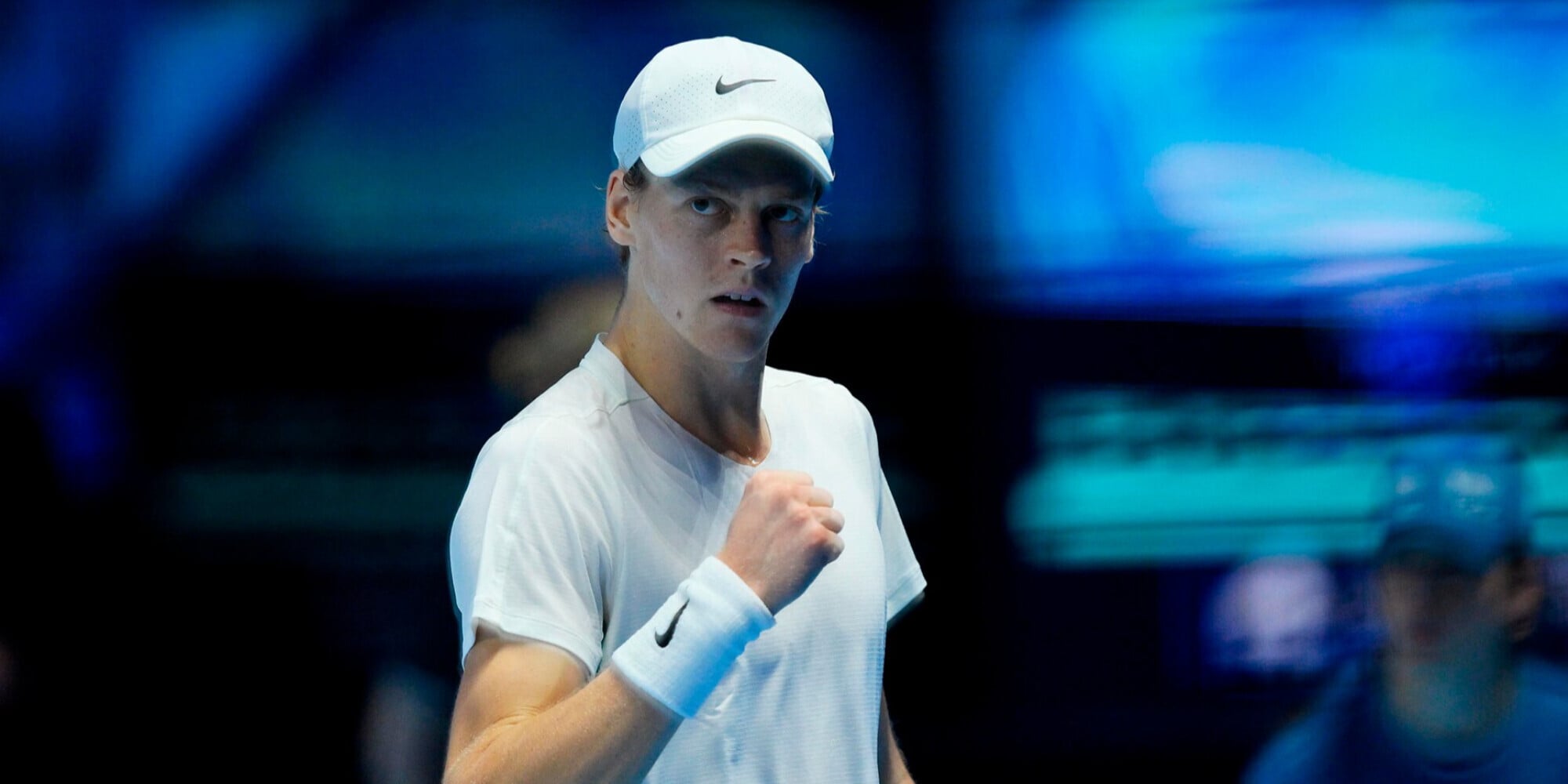 Delirio Sinner, Djokovic al tappeto: Jannik vince una maratona pazzesca