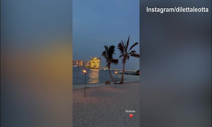 Dubai, passeggiata sul mare per Diletta e Karius