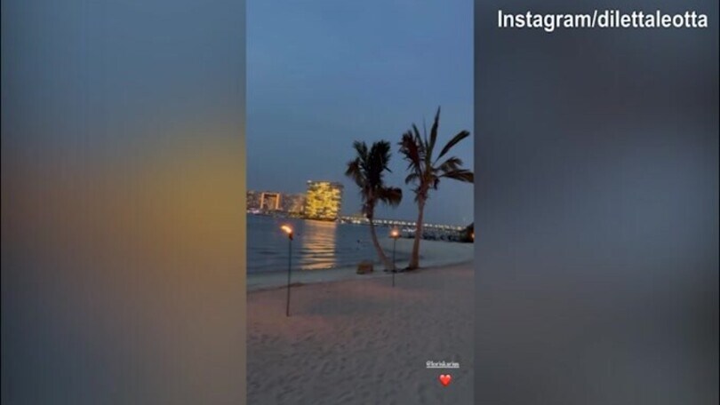 Dubai, passeggiata sul mare per Diletta e Karius