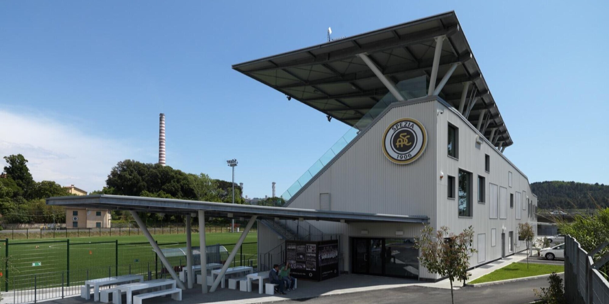 Spezia, testa di maiale davanti alla sede del club: "Tempo scaduto"