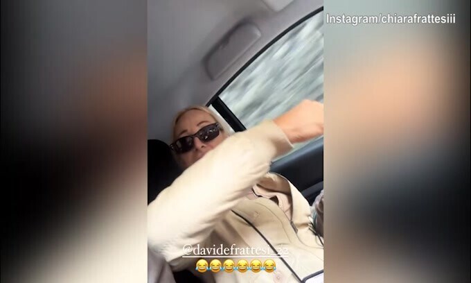La sorella di Frattesi, se la ride in auto con la mamma