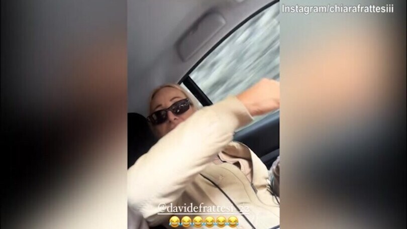 La sorella di Frattesi, se la ride in auto con la mamma