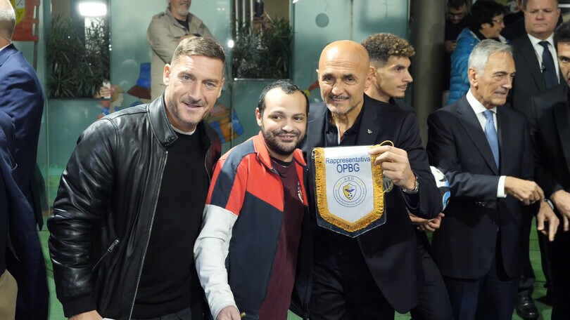 L’abbraccio tra Totti e Spalletti al “Bambino Gesù”