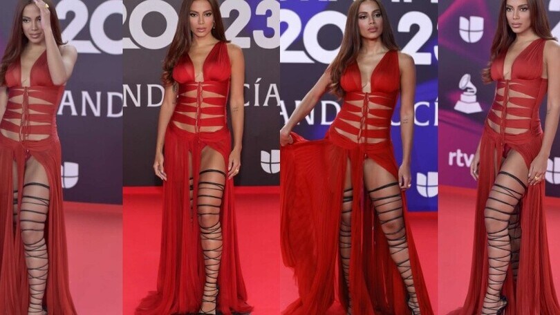 Anitta in rosso, lo spacco vertiginoso infiamma i Latin Grammy