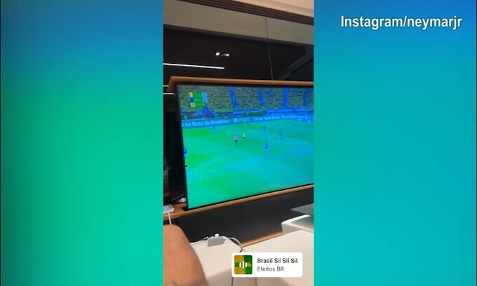 Brasile, Neymar davanti alla tv per guardare i compagni