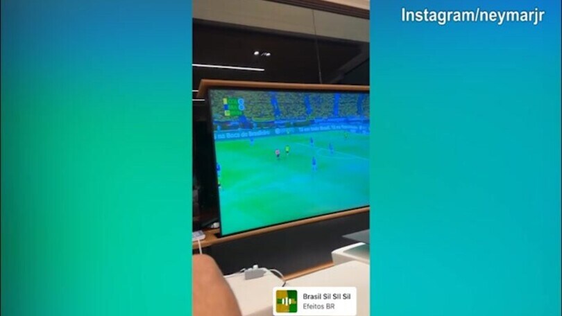 Brasile, Neymar davanti alla tv per guardare i compagni