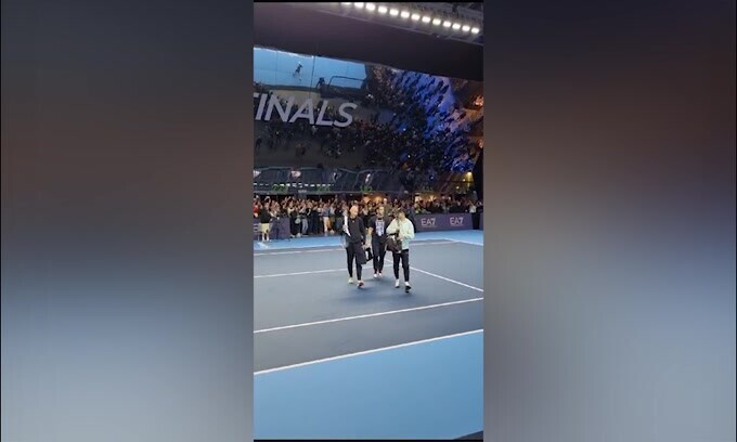 Sinner arriva al campo d'allenamento: quanti tifosi per Jannik!