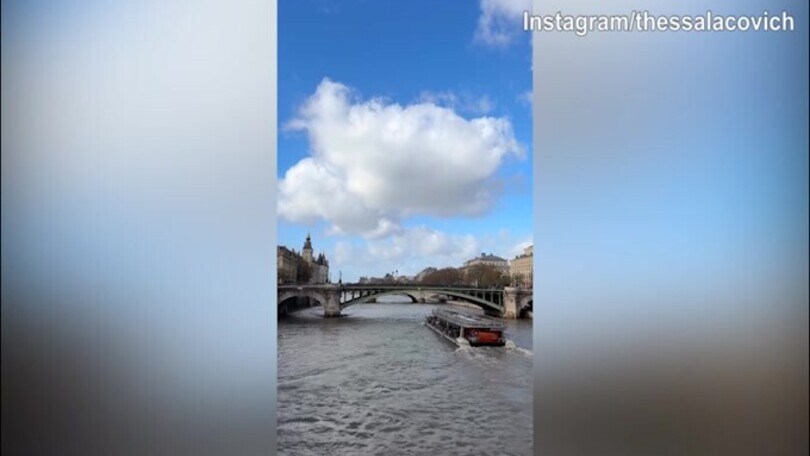 Parigi, gita sulla Senna per Thessa e Locatelli