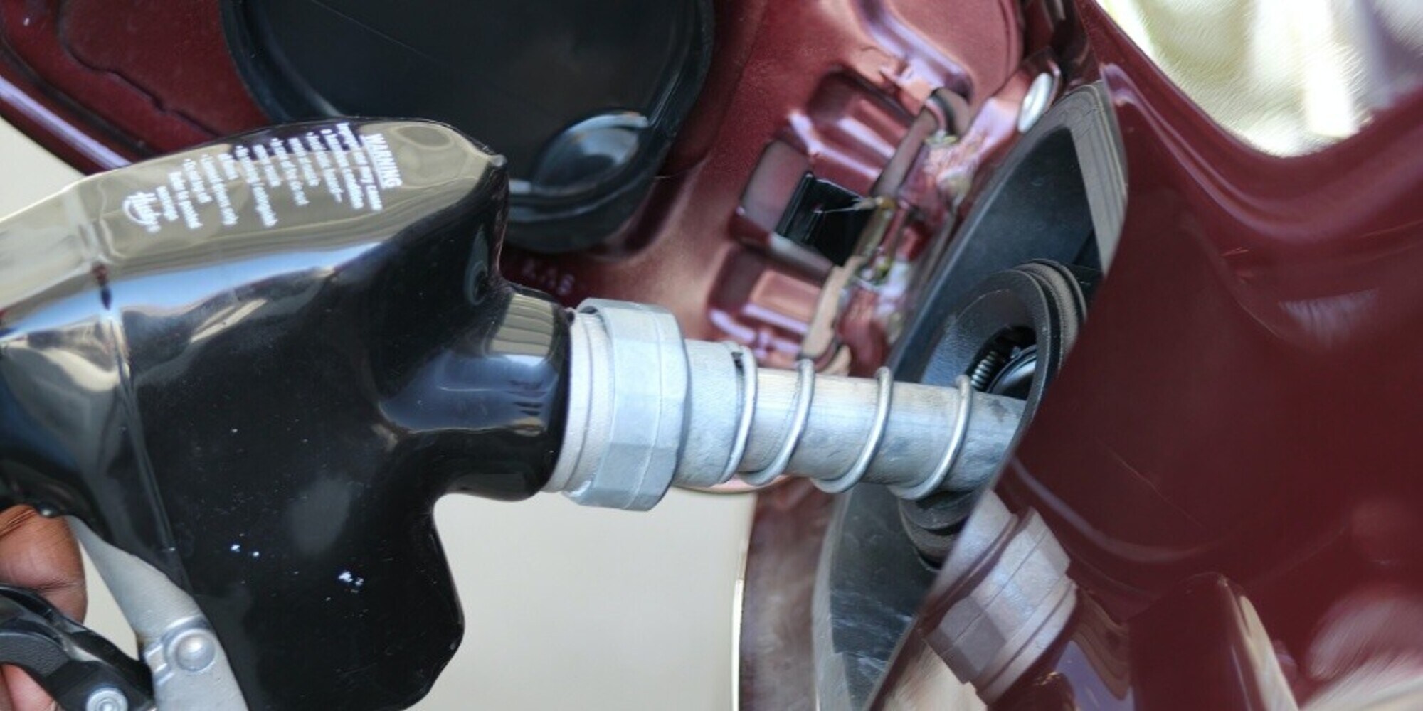 Caro carburanti: la benzina continua a diminuire