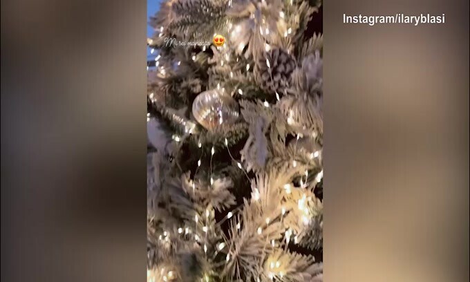 Ilary Blasi prepara l'albero di Natale