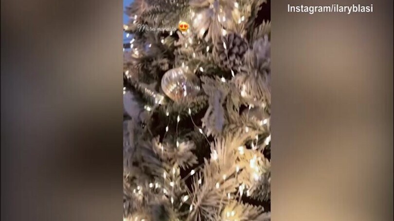Ilary Blasi prepara l'albero di Natale