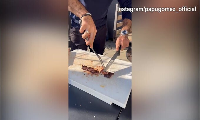Monza, il Papu Gomez alle prese con la grigliata di carne
