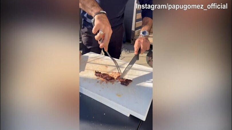 Monza, il Papu Gomez alle prese con la grigliata di carne