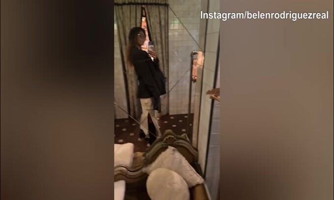 Cappotto, occhiali e sguardo sexy: Belen Rodriguez si..specchia!