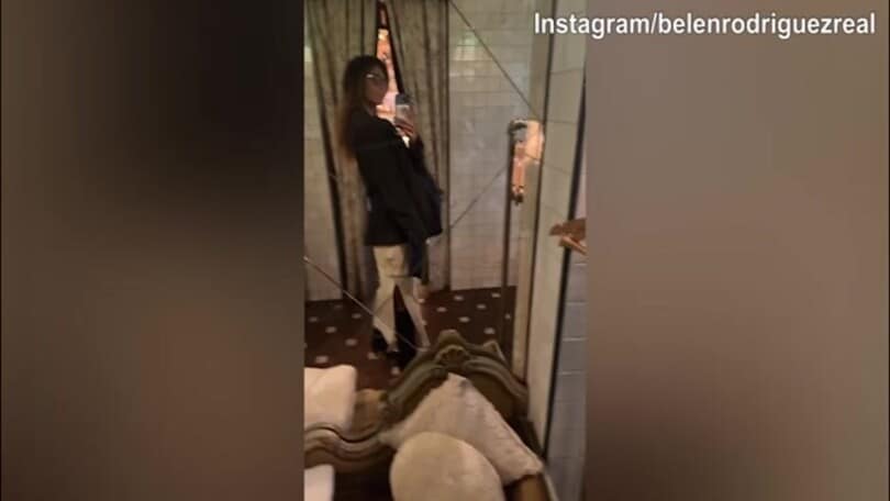 Cappotto, occhiali e sguardo sexy: Belen Rodriguez si..specchia!